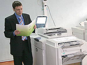 Директор ИПК СФУ А.С. Теремов у современного печатного оборудования