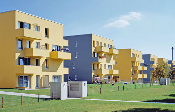 Пример того, как из скучной пятиэтажки можно сделать современное малоэтажное жильё (Германия)
