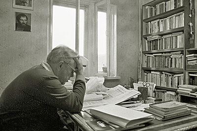 Виктор Петрович Астафьев работает в своем домашнем кабинете. 1987 год. Фото: РИА Новости / Валерий Шустов