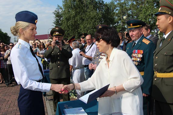 Диплом лейтенанта вручают Юлии Драбатулиной
