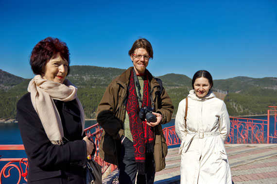 Профессор Фальк с коллегами из СФУ (Валентина Николаевна Сурай, курировавшая его пребывание в университете, слева) на Бирюсе