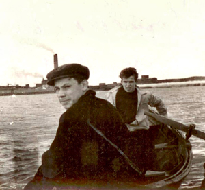 Студенты КИЦМ на 1 курсе в Норильске (на озере ТЭЦ, расположенном на южной окраине Норильска;  на переднем плане Крутяков Иван)