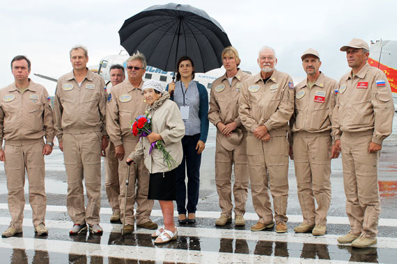 На фото: участники перелёта  и ветеран воздушной трассы  В.Г. Ряховская. Красноярск,  4. 08. 2015