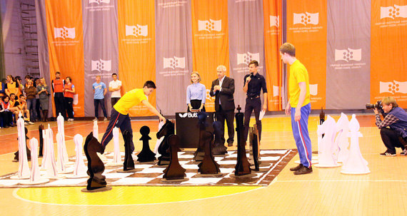 На церемонии: показательная игра в шахматы, двигает фигуру Дмитрий Хегай