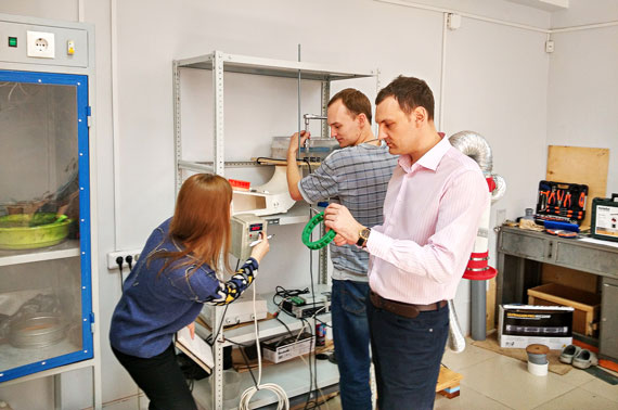 Доцент кафедры Андрей Минаков, аспиранты Анна Шебелева и Дмитрий Гузей проводят измерения на аэродинамическом стенде Саяно-Шушенской ГЭС