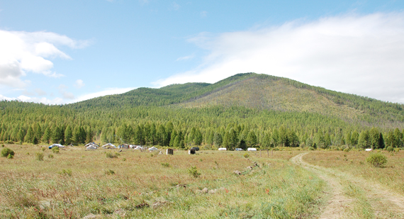 Палаточный лагерь на фоне горы