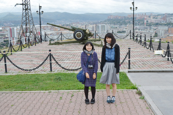 Идзуми (слева) с одногруппницей