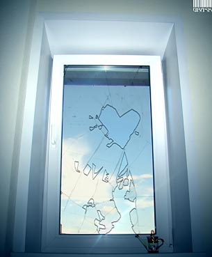 Постер Никиты УРАСКИНА «Разбитое окно»