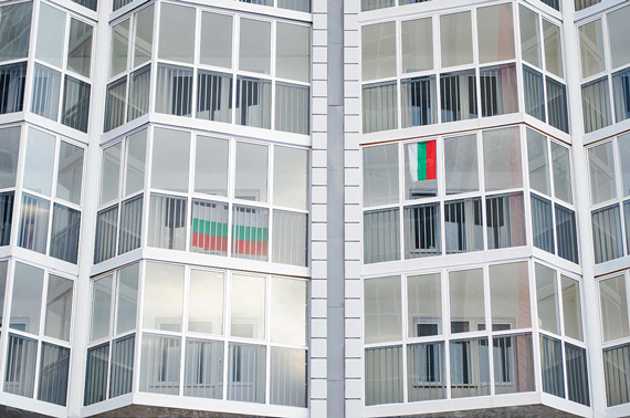 Флаги участников чемпионата в окнах общежития