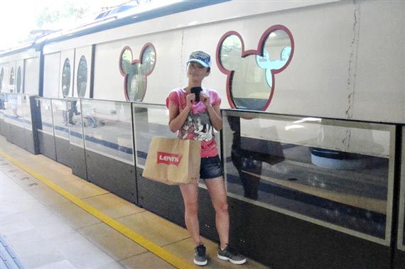 Вагон метро в Гонконге