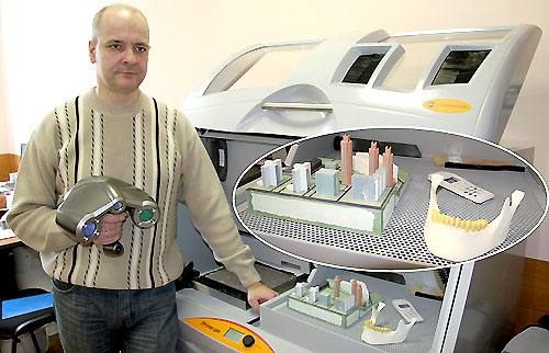 Директор НОЦ ИКТ В.О. Рутковский демонстрирует работу 3D-принтера, а также выполненная на 3D-сканере модель (в т. ч. фрагмент будущего кампуса СФУ)