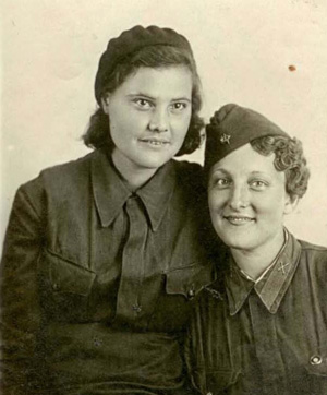 Клава Пономаренко (слева) и Лида Чуйкова – стрелки охраны станкостроительного завода им. С. Орджоникидзе, Москва, 1941г.