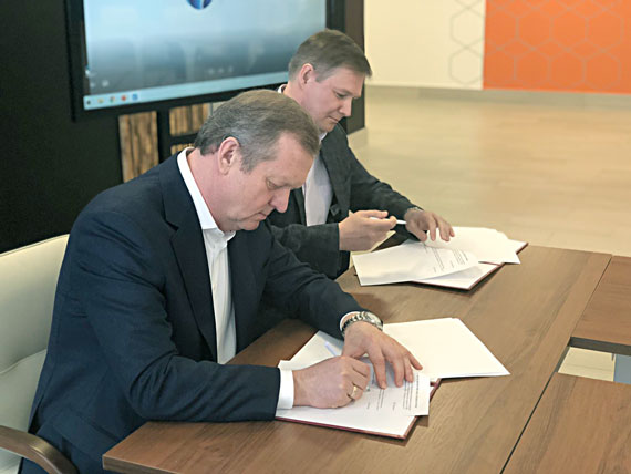 Директор «Бентонита» А. Ветюгов и директор  Политехнического института СФУ М. Первухин  подписывают соглашение о сотрудничестве