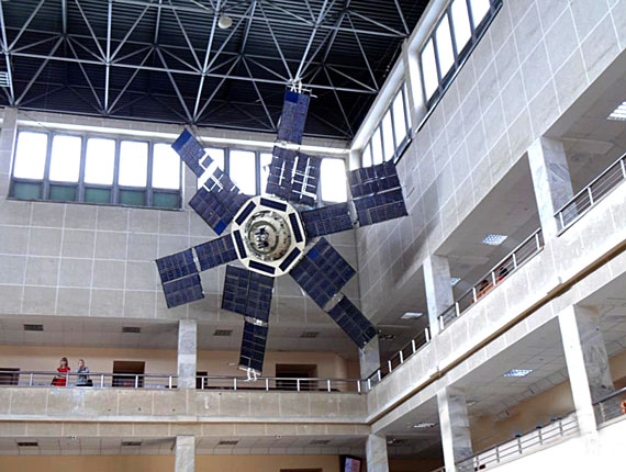 Спутник связи на высокоэллиптической орбите «Молния-3» № 13 в корпусе физфака КрасГУ
