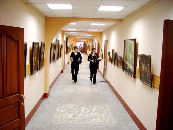 КГТЭИ сотрудничает с Художественным институтом — и в коридорах, аудиториях вуза действует постоянно обновляемая «картинная галерея»