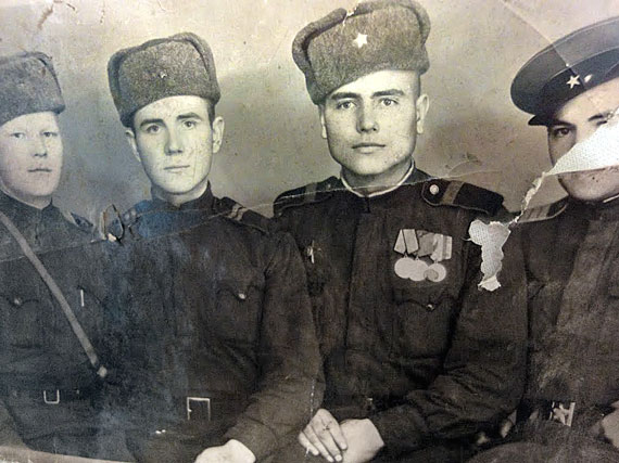 Мой дед, Сидоров  Василий Леонтьевич (третий слева),  с однополчанами, 1945 г.
