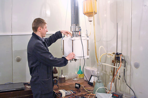 Сергей Викторович Трифонов и действующая модель реактора мокрого сжигания (фото автора)