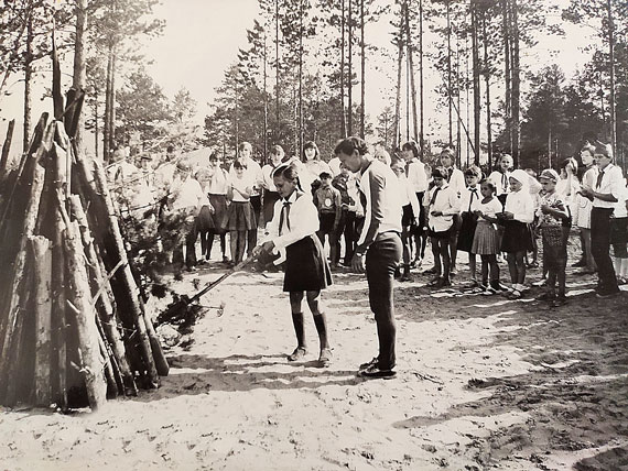 Пионерка Лена Кузнецова (Мошкина) зажигает костёр как лучшая спортсменка лагеря