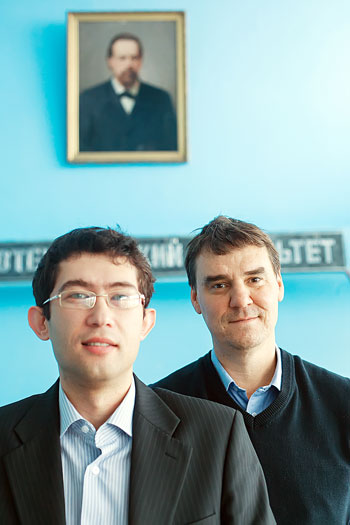 М. Валиханов      и директор НОЦ «Радиоэлектроника» А. Алёшечкин