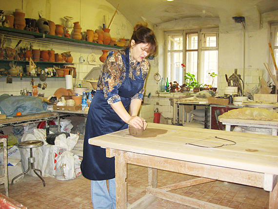 Л.Смирнова в мастерской керамики