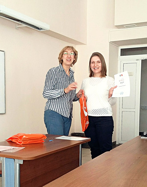 Организатор олимпиады  Алевтина Сперанская награждает одного из победителей — Анастасию Федотову