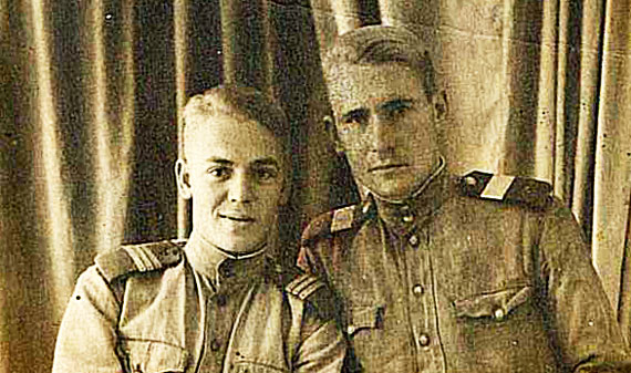 C сослуживцем (Г. Спорт слева)