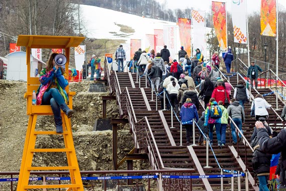 Болельщики идут на соревнования по слалому в горнолыжный центр« Роза-Хутор»