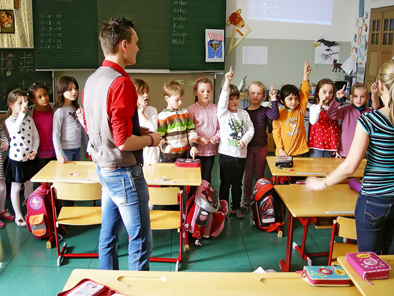 Проект Europa macht Schule, наши студенты рассказывают первоклассникам о России
