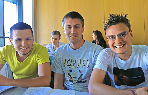 На занятиях с русскими студентами. Герман — справа.