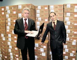 На снимке: А.В. Сарафанов и Д.В. Лозовой, директор фирмы «Аверс», возле последней партии поставленных ноутбуков
