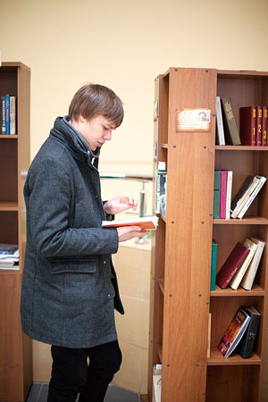 В Пирамиде в этом году появился Книжный шкаф (вернее, даже несколько )) с книгами в свободном доступе. Шкаф на месте — приходите за своим томиком!