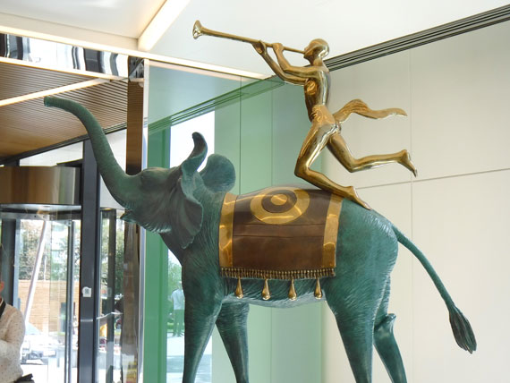 На входе в офис стоит оригинальная работа Сальвадора Дали. Всего творец изготовил 14 слонов. Статуя, которая стоит в лаборатории, имеет номер 4/8. Есть легенда, что Евгений Касперский увидел шедевр на лондонском аукционе и решил: «Хочу слона». 