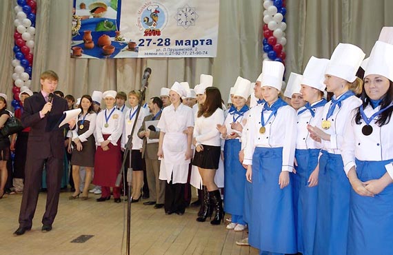 Фото С. ЗЛОБИНА с сайта КГТЭИ — участники кулинарного фестиваля «Сибирь молодая»