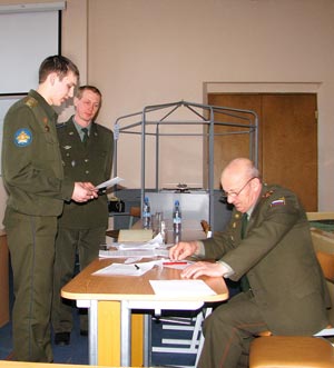 Один из ведущих профессоров  А.Н. ФОМИН, полковник в отставке (справа), и доцент полковник  В.А. Вяхирев принимают у курсанта экзамен по вооружению РТВ ВВС ПВО
